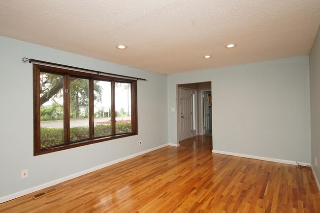 Building Photo - 223 S Bayshore Dr
