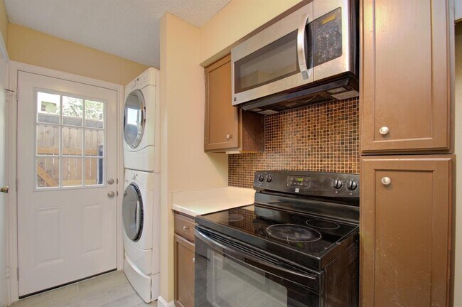 Building Photo - 10615 Briar Forest Dr