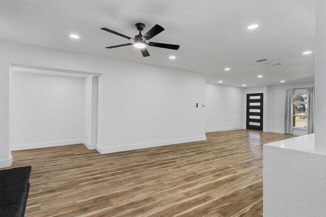 Building Photo - 219 Lakeview Dr