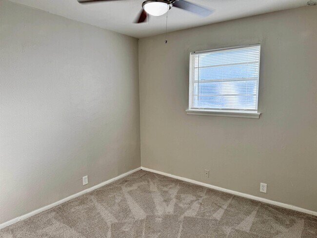 Building Photo - 2813 Roanoke Dr