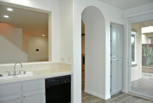 Building Photo - 4Bed/2.5Bath Home in the Brisbane complex~ Brisbane