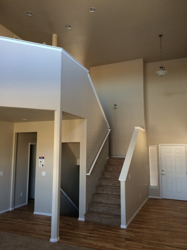 Building Photo - Stunning 3 Bed / 2.5 Bath 2-Story Home in ...