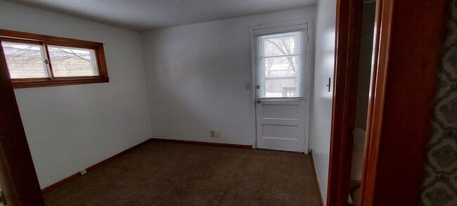 Building Photo - Cute 2 Bedroom Home