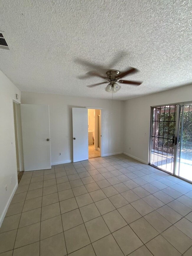 Building Photo - 3bd/2ba Duplex! - Hemet, CA