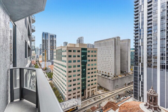 Building Photo - 501 NE 1st Ave