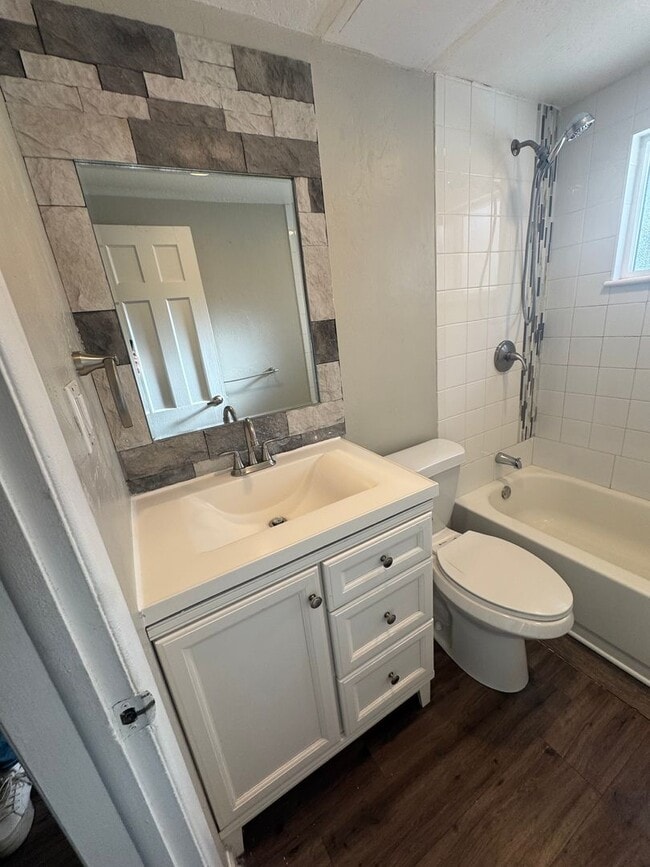 Building Photo - Remodeled 2 Bed, 1 Bath Condo in the Goldsmith Neighborhood!