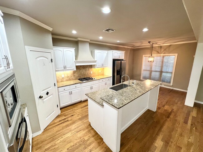 Building Photo - Stunning Home in Bixby Schools!