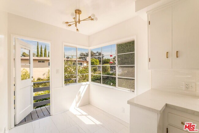 Building Photo - 2535 Ivanhoe Dr