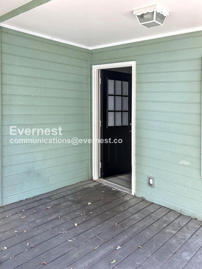 Building Photo - 3 Bed, 2 Bath Home with Garage / Pet-Friendly / Vouchers Accepted / Coming Soon!