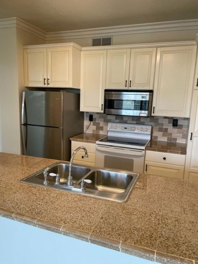 Building Photo - 72 Campton Pl