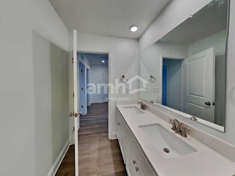Building Photo - 9169 Henley Ave