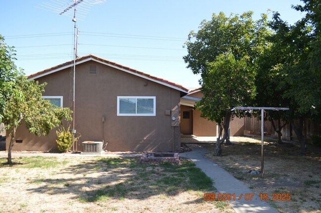 Building Photo - 4504 E Monte Vista Ave