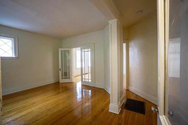Building Photo - 3 Bedroom Apartment with Great View of Tho...