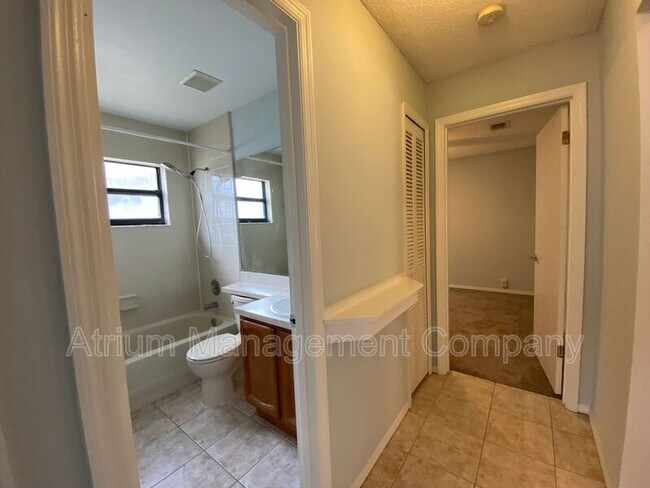 Building Photo - 277 Lakebreeze Cir