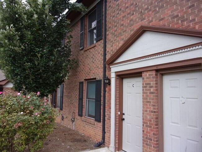 Building Photo - Fully Renovated 2 Bedroom 1 1/2 Bath Townh...