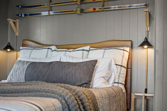 Lakeside Bedroom/Queen - 27166 Little Floyd Lake Rd