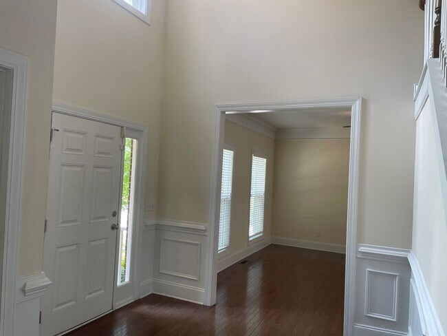 Building Photo - Outstanding Five Bedroom Three Full Bathro...