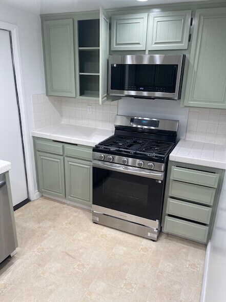 Stove - 1416 S Barrington Ave