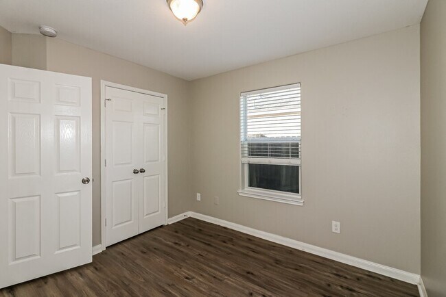 Building Photo - 2131 Golden Topaz Dr