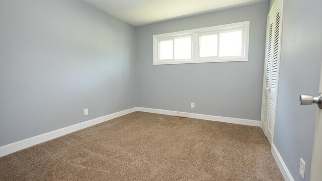 Building Photo - 2614 Golf Course Ln