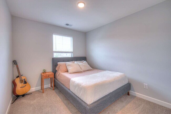 Building Photo - Like-New Modern Townhome Near Dining, Shopping, Trails & Old Hickory Lake