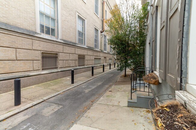 Building Photo - Charming 2 Bedroom 1 bath Row near Rittenh...