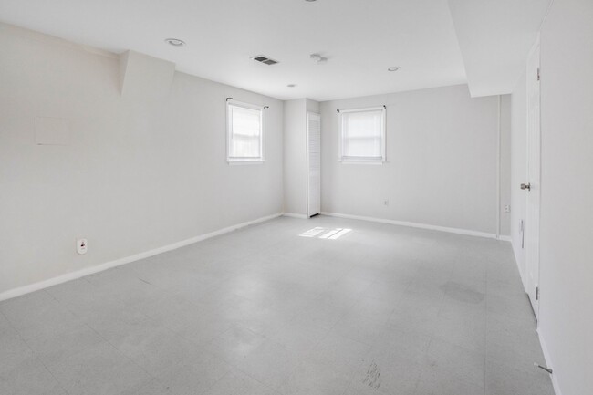 Building Photo - Spacious 4 BR/2.5 BA Single-Family Home in...
