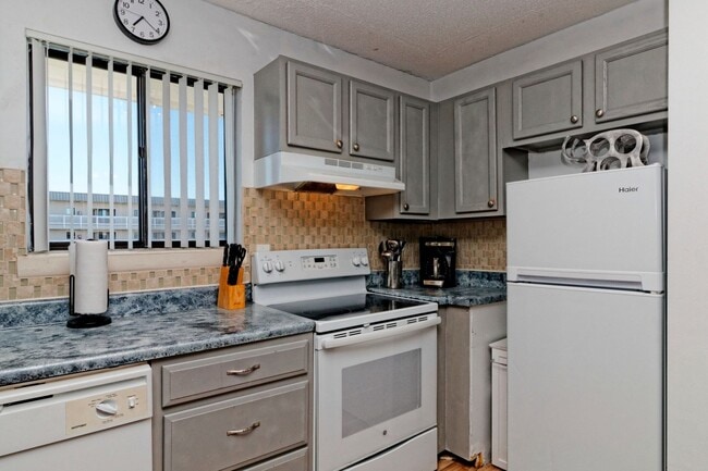 Building Photo - Furnished 2BR/2BA on Hilton Head - Fourth of July Special: $400 Off First Month's Rent