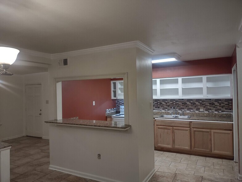 Building Photo - 10865 W Fuller Pl