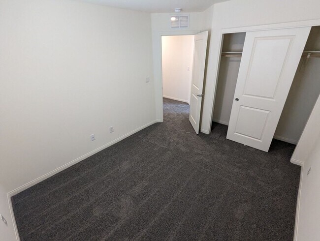 Building Photo - 10947 Cheshire Wds Ave