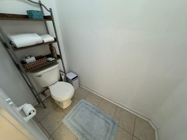 Building Photo - Gorgeous 3BD/2BA Waterfront Corner Unit in Gated Community!