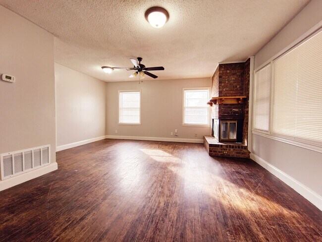 Building Photo - AUGUST PRE-LEASE - 3/2/2 In the Medical District