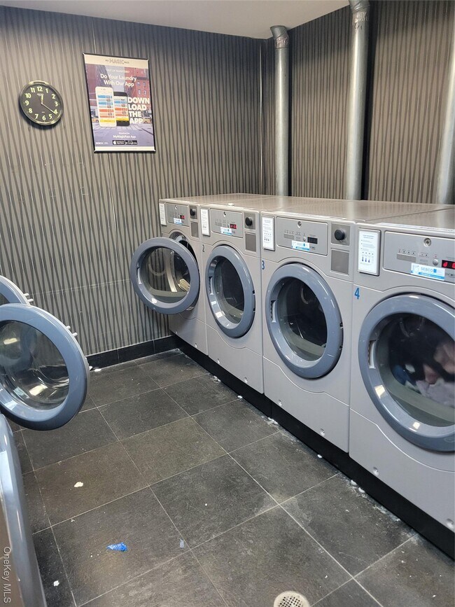 Building Photo - 143-20 Hoover Ave