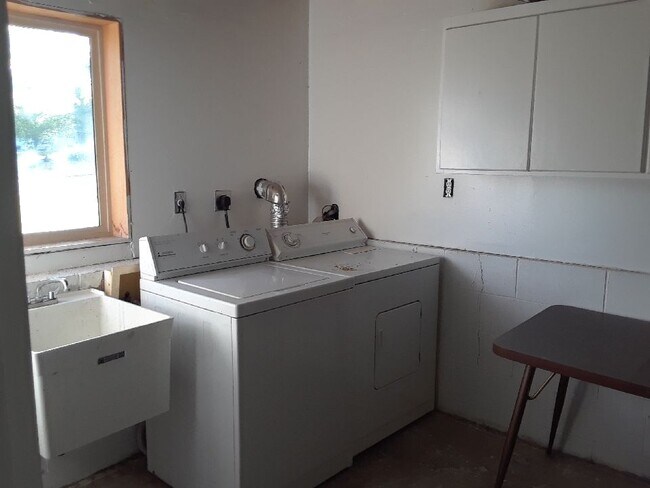 Building Photo - 1157 Atwood St S