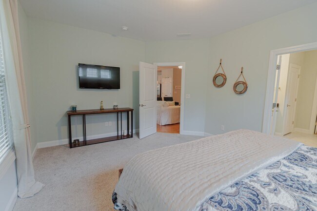 Building Photo - 2402 Via Palma Dr