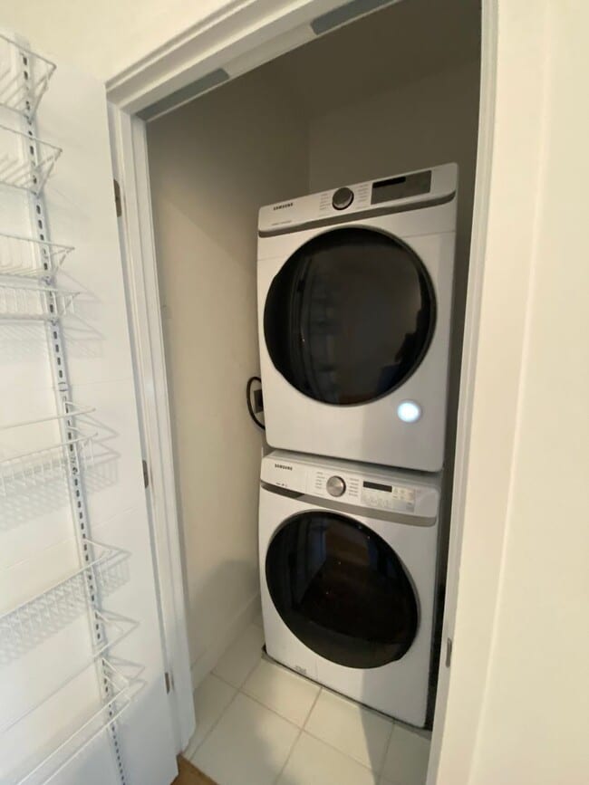Building Photo - Advent - Three Story Townhome W/ Attached ...
