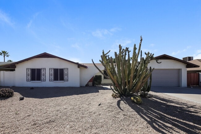 Building Photo - 3945 W Meadow Dr