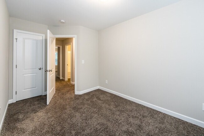 Building Photo - Beautiful 3BD/2.5BA Duplex Home!