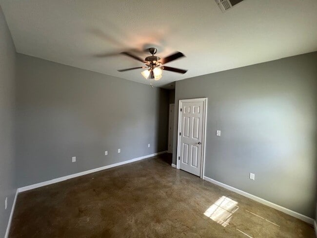 Building Photo - 2 Bedroom 1 Bath Apartment