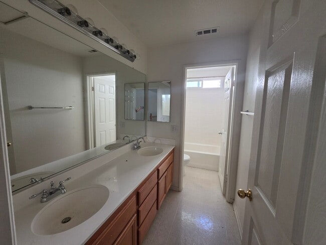 Building Photo - Five Bedrooms Three Baths in Murrieta