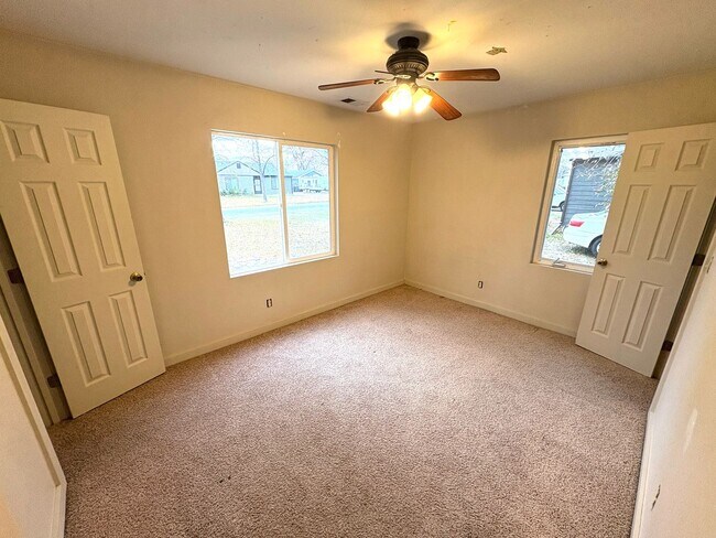 Building Photo - 3 bedroom 1 bathroom house with large yard!