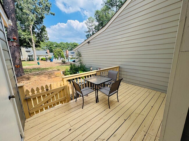 Building Photo - 5612 Darrow Dr