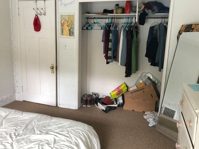 Building Photo - 2 & 4 Bedroom Apartments with Classic Charm & Bay View