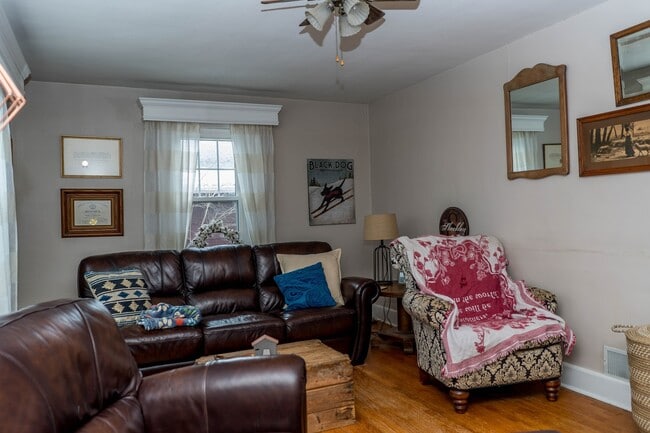 Building Photo - Centrally located bungalow!