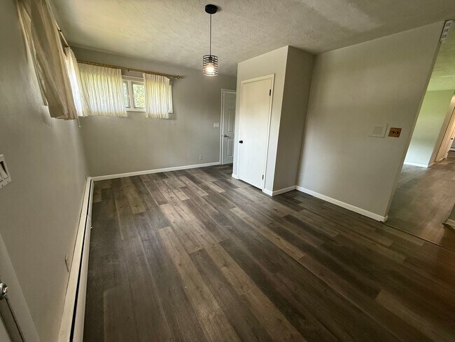 Building Photo - 3BR/2BA/2CarGarage Only A Few Minutes From Everything! Ask About Our Move-In Special!