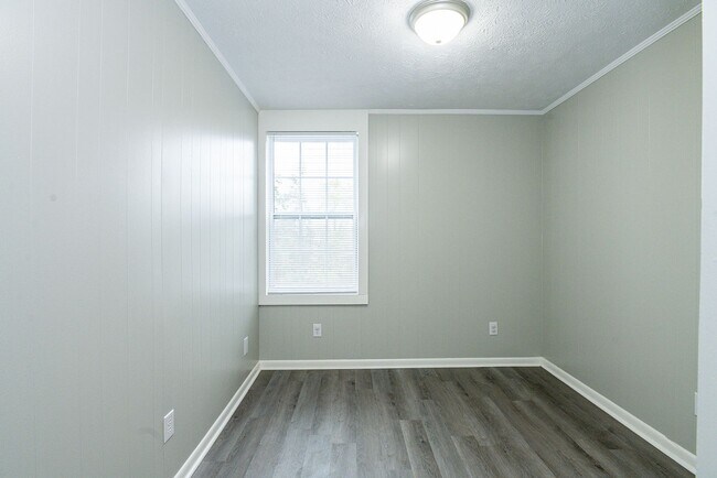 Building Photo - Beautifully renovated 2nd floor, 2 Bdr 1 bath unit in Maryville, TN - Available NOW!