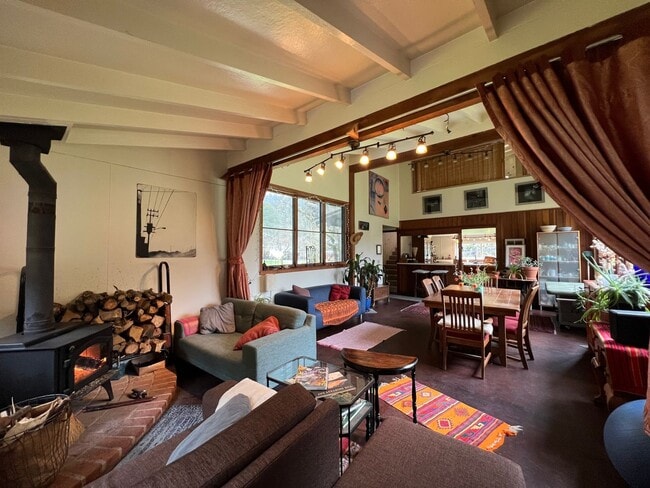 Building Photo - 1,100 square foot cottage on private 80 ac...