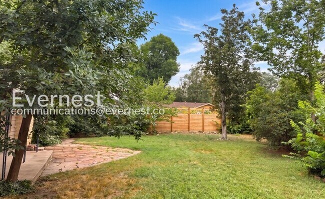 Building Photo - 3 Bed, 1 Bath Home with Fenced Yard & Garage / Available Now!