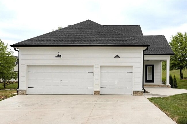 Building Photo - 633 Village Way