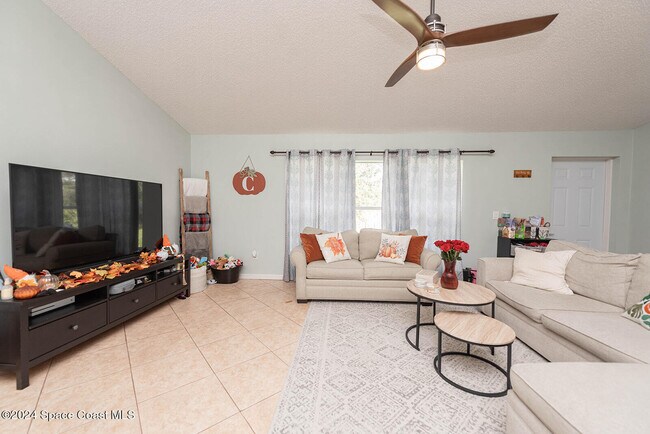 Building Photo - 721 Taluga Ave SE